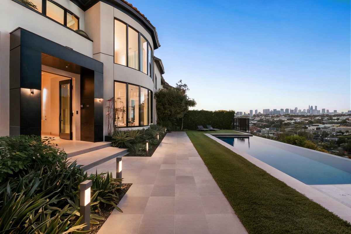 Estate home with infinity pool overlooking Los Angeles after an exterior remodel