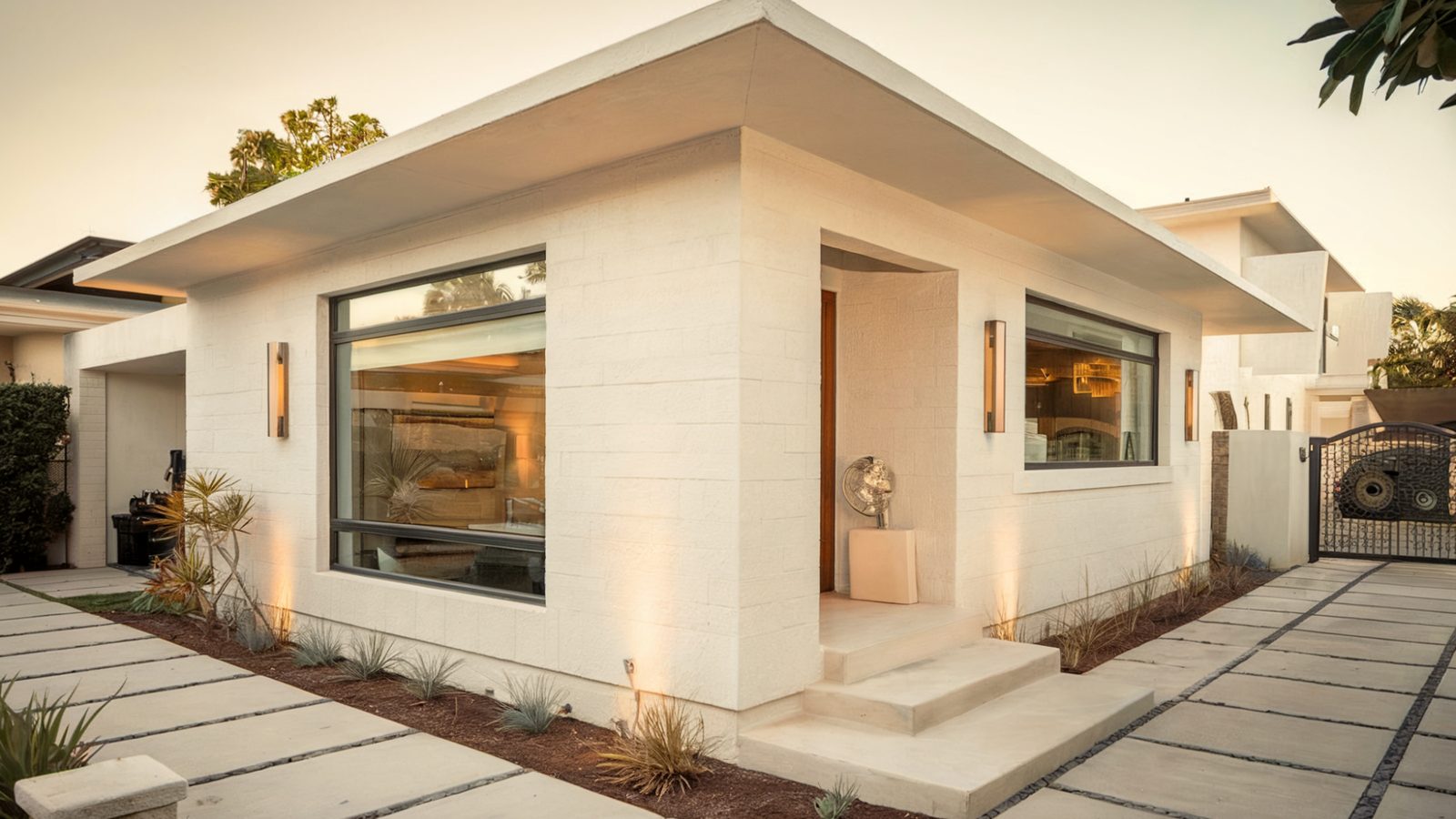 Detached guest unit built by Remodeling Beverly Hills on a large residential lot